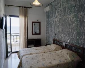 诺亚福克Kiwi Kastle的一间卧室配有一张床,享有海景