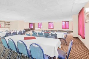 斯普林菲尔德普林菲尔德/费城戴斯酒店的一间会议室,配有白色的桌子和蓝色的椅子