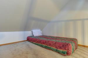 RedstoneChair Mountain Cabin at Filoha Meadows的一张小床,位于客房的角落