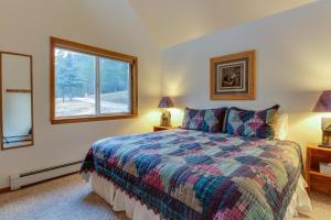 RedstoneChair Mountain Cabin at Filoha Meadows的一间卧室设有一张床和一个窗口