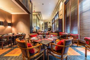 迈阿密海滩迈阿密海滩时代酒店的餐厅设有木桌、椅子和大窗户。
