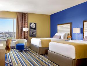 圣路易斯月升酒店的酒店客房设有两张床和窗户。