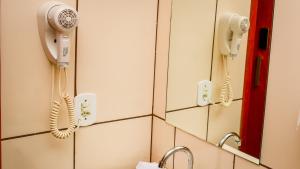 巴雷图斯赢家酒店的浴室墙上挂着两部电话