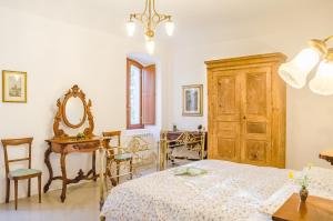 拉奎拉Casino de Matthaeis的一间卧室配有一张床、一张桌子和一面镜子
