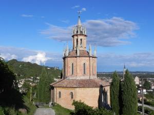 法拉-迪索利戈da Meri tra le colline del prosecco DOCG locazione turistica的一座古老的教堂,山上有一座塔
