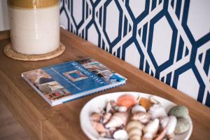 EskdaleSeahurst Apartment的一张桌子,上面放着一盘蘑菇和一本杂志