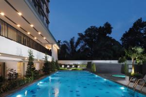 棉兰d'primahotel Kualanamu Medan Formerly Prime Plaza Hotel的一座建筑物中央的游泳池