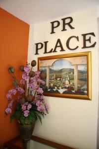曼谷PR之地酒店的花瓶和墙上的照片