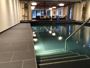 费斯恩洛特费西巴桑纳贝切尔酒店的酒店大堂的游泳池,带泳池顾问