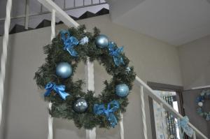 鄂木斯克Guest House A-suite的楼梯上带蓝色装饰的圣诞花环