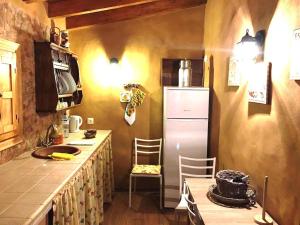 伊科德洛斯维诺斯Mirador de Marengo的厨房配有冰箱和桌椅