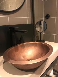 菲斯克拜克希尔Slipens Hotell的浴室内一个铜浴缸,位于柜台上