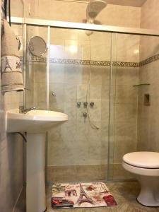 卡库佩Casa Loro的带淋浴、盥洗盆和卫生间的浴室