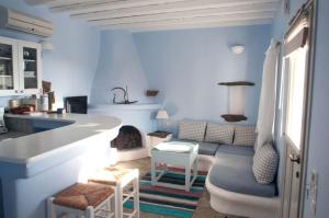 提诺斯维加公寓的蓝色的客厅配有沙发和桌子