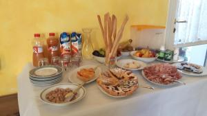 MaioloB&B Le Due Rocche的餐桌上放有盘子和碗的食物