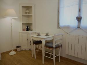 Réau拉科多讷瑞德利奥旅馆的客房内的小白色桌子和椅子