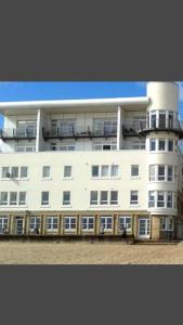 爱丁堡Beachview Apartment的一座大型白色建筑,上面设有阳台