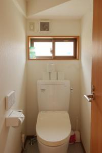 富士河口湖田园曲度假屋的一间带卫生间的小浴室,设有窗户