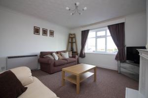 Lovely Sea Front House in Cleethorpes - sleeps 6的休息区