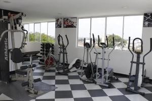 巴兰卡韦梅哈Hotel Bachue的健身房设有数台跑步机和健身自行车