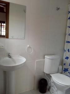 乌巴图巴乌巴图巴阁楼木屋的白色的浴室设有卫生间和水槽。