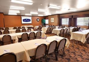 穆雷米德瓦利水晶套房酒店 的一间会议室,配有桌椅和屏幕