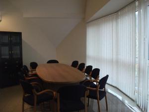 博尼哈德锐厅格酒店的一间会议室,配有木桌和椅子