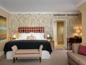 伦敦斯塔福德酒店客房内的一张或多张床位