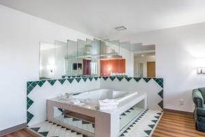 Barkeyville巴基维尔第六汽车旅馆的带浴缸和镜子的浴室