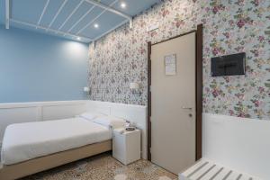 巴蒂帕利亚皇宫酒店的一间小卧室,配有一张床和一扇门