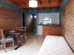 波特雷罗德洛斯弗内斯Las Encinas的一间带桌子的用餐室和一间厨房