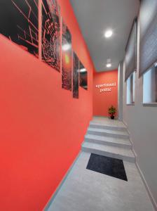 奥西耶克普斯特克公寓的走廊上设有橙色墙壁和楼梯