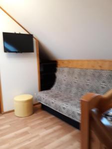 米兹多洛杰Willa Kamako的一间小卧室,配有一张床和一台平面电视