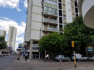 布兰卡港M&A Apartamentos Temporales的骑着自行车在高楼前的人