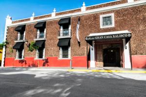 瓜达拉哈拉大卡萨夏里思科旅馆的红砖建筑,上面有读无纸币的标志