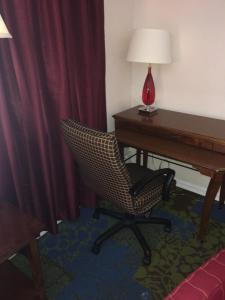 尼亚加拉瀑布安克尔汽车旅馆的配有书桌和椅子的客房,毗邻带灯的书桌