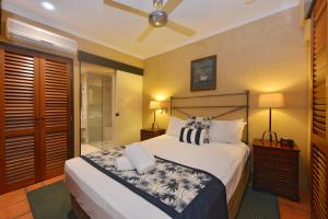 道格拉斯港圣米歇尔别墅海景公寓 的一间卧室配有一张床和吊扇