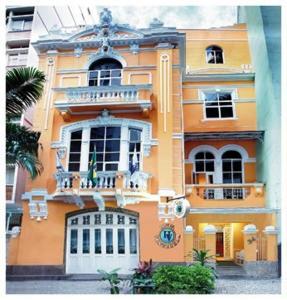 里约热内卢委内瑞拉酒店的一座大型橙色建筑,上面设有阳台