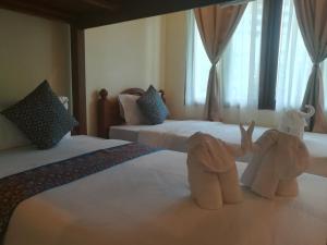 董里班布萨巴酒店的两只塞满了大象的睡床
