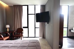 清迈古色古香清迈酒店的配有一张床和一台平面电视的酒店客房