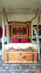 PenhillFrieden-Hof Guest Accommodation的一间卧室配有一张大床,床上有树木