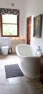 PenhillFrieden-Hof Guest Accommodation的一间带大型白色浴缸和卫生间的浴室