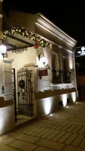 贝尔格莱德斯加达尔里加别墅酒店的一座带灯的夜间门的建筑