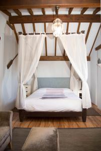 卡马尔莱斯Casa Rural Delta del Ebro Ecoturismo的一间卧室配有一张带天蓬的床