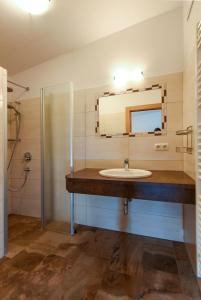 格罗萨尔Jugendgästehaus Gruber的一间带水槽和镜子的浴室