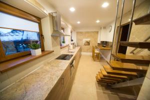 考纳斯Petro delux apartments的一个带水槽和楼梯的大厨房