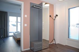 因特拉肯Apartment Anemone - GriwaRent AG的一间设有镜子和灯的房间