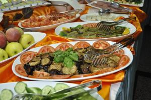 安塔利亚Kayalar Hotel的装满西红柿和蔬菜的食品的桌子