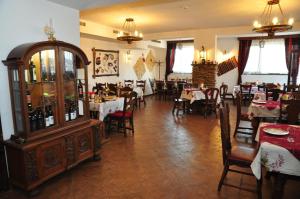 萨帕雷瓦巴尼亚埃马里2号家庭酒店的餐厅设有1间带桌椅的用餐室