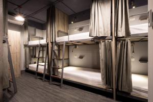 淡水台北旅人国际青年旅馆的一间宿舍,房间内设有四张双层床